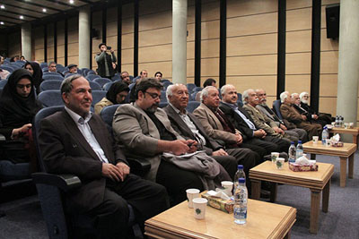 سخنرانی مدیر دانشنامه فارس در تجلیل از یک عمر فعالیت مطبوعاتی سیروس رومی/ مردی به رنگ صبح